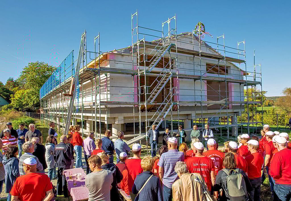 Mit vielen Gästen und bei herrlichstem Wetter begehen die Naumburger Rot-Weiß-Ruderer am Freitag das Richtfest am Gänsegries.