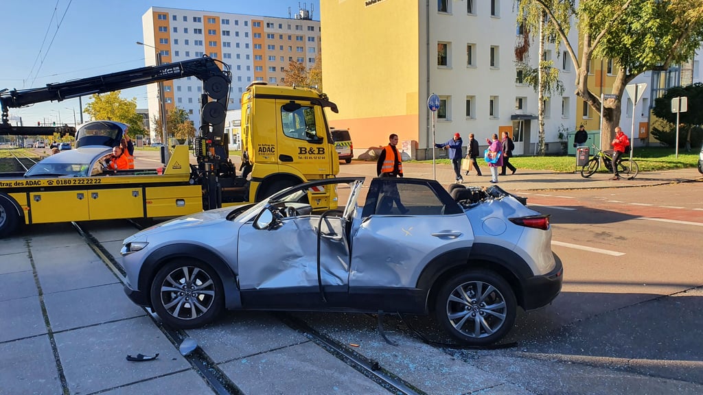 Das Auto wurde bei dem Unfall völlig zerstört.