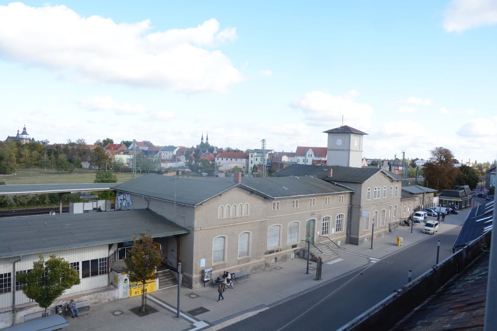 Auch ein Jahr nach der Zusage von Fördermitteln über zwei Millionen Euro hat sich am und im Schönebecker Bahnhof nichts getan. Die Pläne der SWB zur Modernisierung des Bahnhofs werden von einer weiterhin fehlenden Baugenehmigung ausgebremst. 