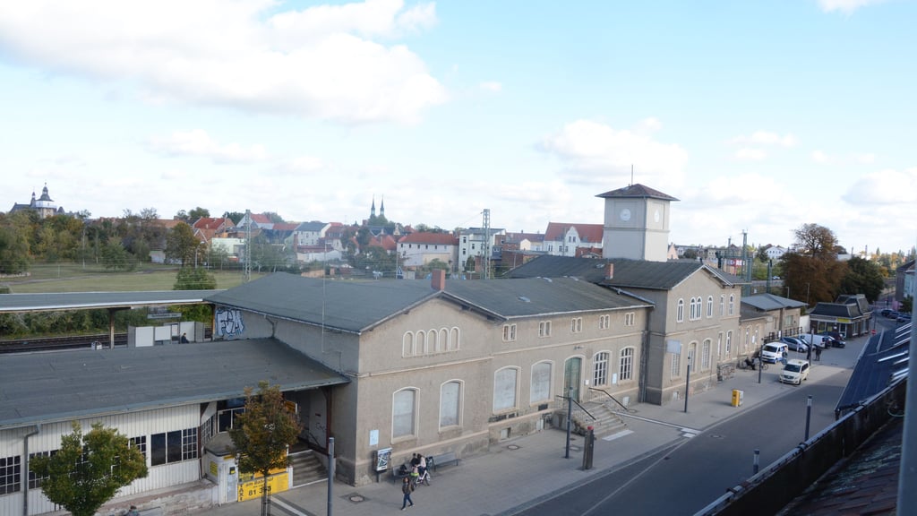Auch ein Jahr nach der Zusage von Fördermitteln über zwei Millionen Euro hat sich am und im Schönebecker Bahnhof nichts getan. Die Pläne der SWB zur Modernisierung des Bahnhofs werden von einer weiterhin fehlenden Baugenehmigung ausgebremst.