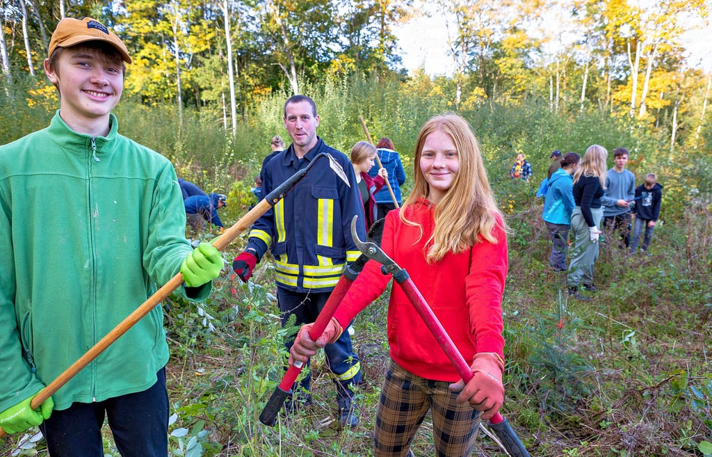 Etwa 70 Schüler, Eltern sowie Lehrer der CJD-Schulen imn Droyßig erschienen mit Gerätschaften im Droyßiger Forst, um die vor drei Jahren gepflanzten Bäume zu pflegen.