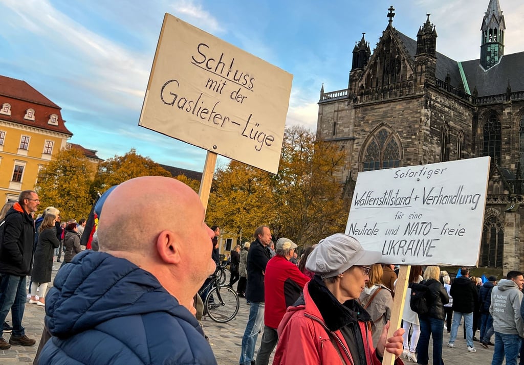 „Schluss mit der Gasliefer-Lüge“ steht auf dem Schild, das ein Mann bei einer Demonstration trägt.