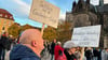 „Schluss mit der Gasliefer-Lüge“ steht auf dem Schild, das ein Mann bei einer Demonstration trägt.
