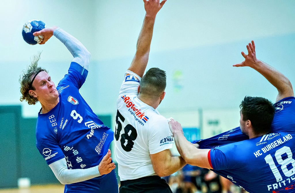 Steve Baumgärtel (v.l.) zieht vor dem Hermsdorfer Erik Szommer und seinem HCB-Teamkollegen Mirco Fritzsche ab. Souverän mit 15 Toren Vorsprung setzten sich die Burgenländer gegen die Thüringer durch.