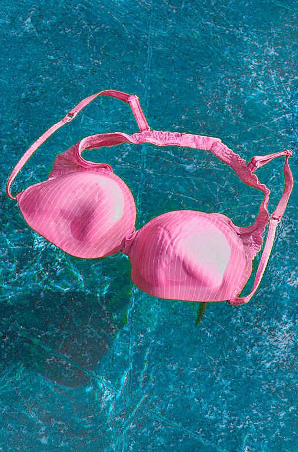 Oben ohne schlägt Wellen - aber  nicht im Schwimmbad.