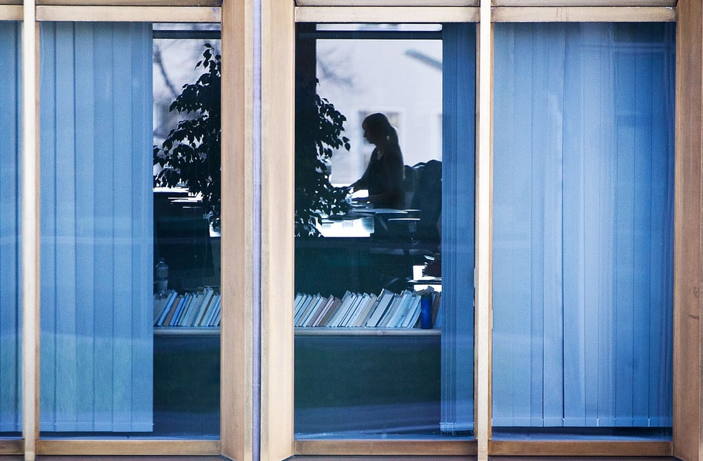 Eine Frau arbeitet in einem Bürogebäude.