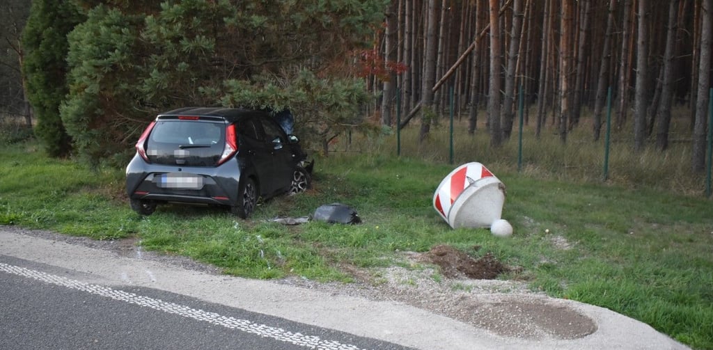 Der Toyota fuhr auf dem A-9-Parkplatz "Rosselquelle" gegen eine Betonbegrenzung.