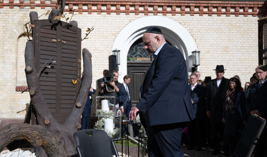 Am dritten Jahrestag des Anschlags von Halle gedachten dutzende Menschen vor der Synagoge den Opfern. Vor der zum Mahnmal umgestalteten Synagogentür, die am 9. Oktober 2019 dem Beschuss des Attentäter standhielt, zündeten Gemeindevorsitzender Max Privorozki und weitere Besucher Kerzen an.