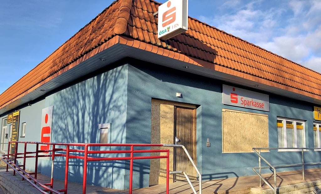 Die Filiale der Harzparkasse in Rieder nach der Sprengung des Geldautomaten im Dezember  vergangenen Jahres.
