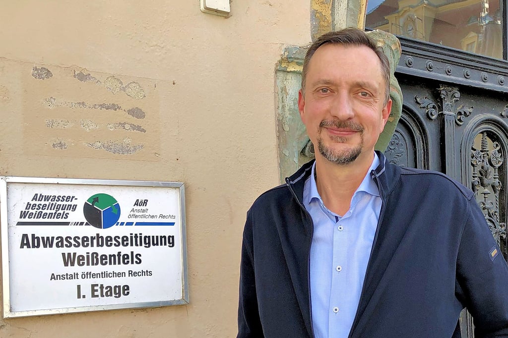 Mario Pöschmann, hier am Eingang zur Anstalt am Markt, ist der neue Chef der Abwasserbeseitigung Weißenfels.