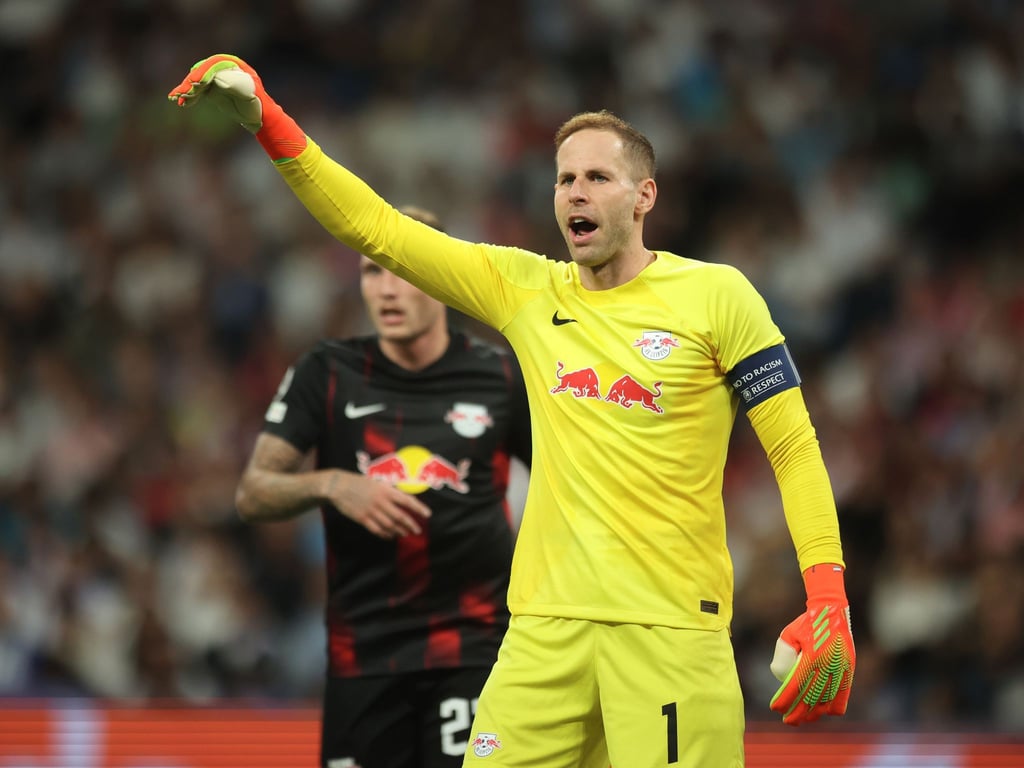 Leipzigs Torwart Peter Gulacsi dirigiert seine Mannschaft.