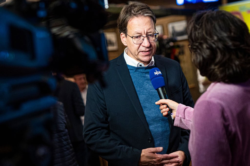 Stefan Birkner, Spitzenkandidat der FDP, gibt ein Interview.