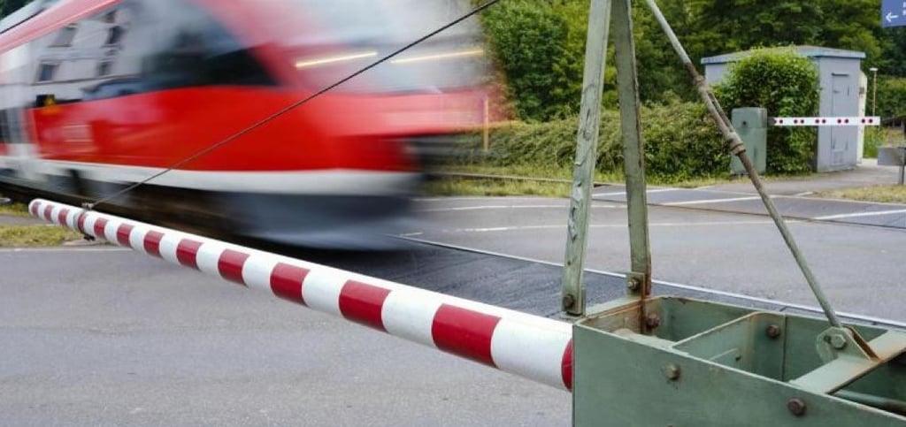 Hier besteht Kollisionsgefahr mit Zügen: Die Bahnschranken in Königsborn in der Möckerner Straße im Jerichower Land schließen derzeit nicht. Symbolbild:
