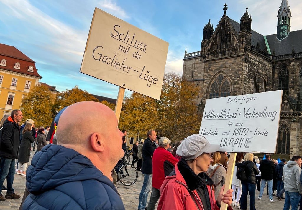 "Schluss mit der Gasliefer-Lüge" steht auf dem Schild, das ein Mann bei einer Demonstration in Magdeburg trägt.