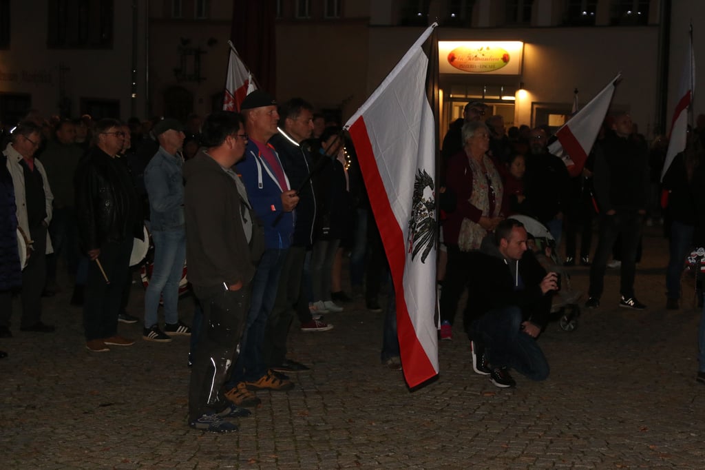 Teilnehmer der Demonstration auf dem Marktplatz Sangerhausen am Montagabend.