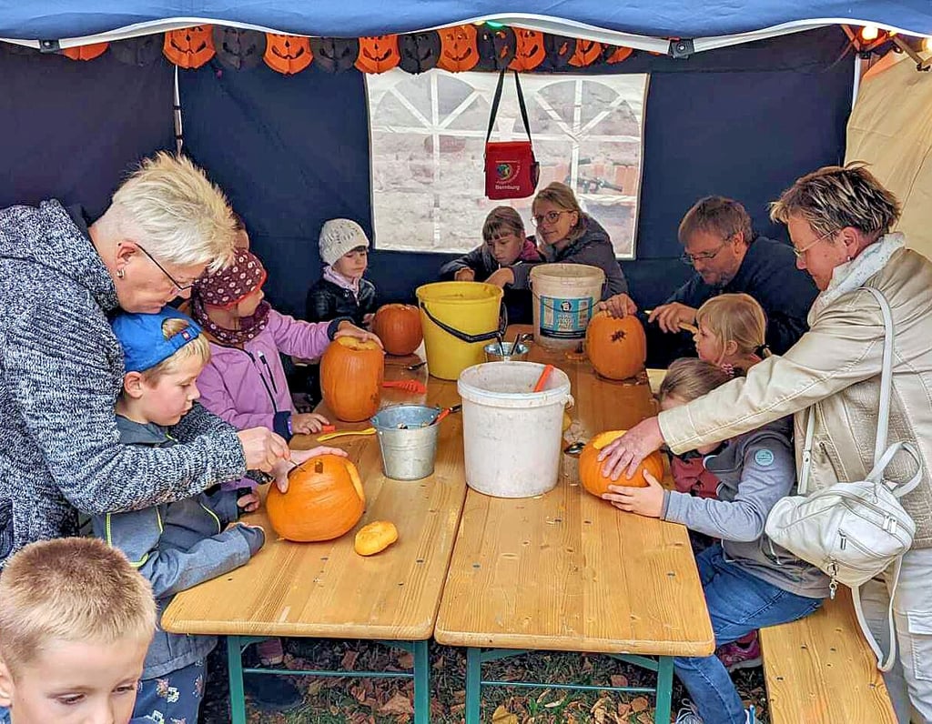 Die Kinder hatten Spaß beim Kürbis-Schnitzen.