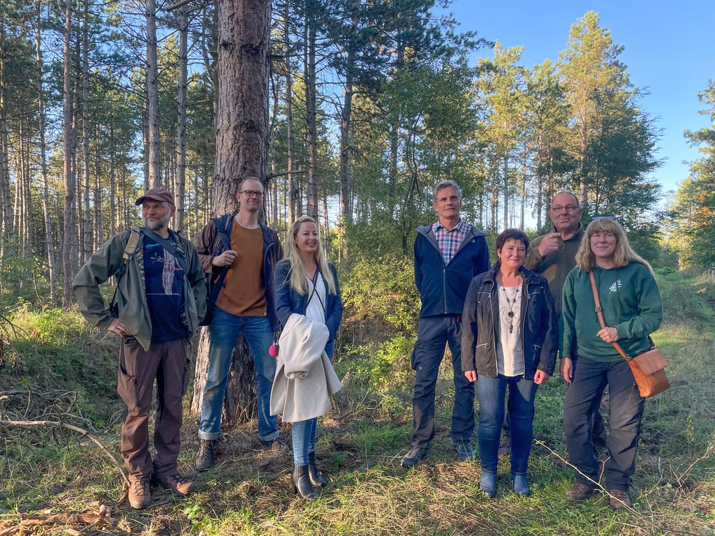 ie Projektgruppe bei der Exkursion: Ornithologe Frank Koch, Fledermausexperte Carsten Pretzsch, Sandersdorf-Brehnas Bürgermeisterin Steffi Syska, Stadtrat Hinrich Nowak, Petersrodas Ortsbürgermeisterin Simone Engefehr sowie die BUND-Mitarbeiter Uwe Häsker und Carol Höger (v.l.).