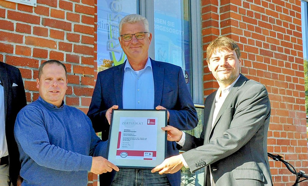 Patrick Thräne und Detlef Koch freuen sich über das Zertifikat, das ihnen Martin Schulze (von links) überreicht.