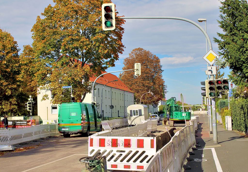 Die Ampelanlage an einer Magdeburger Kreuzung ist trotz Baustelle weiterhin in Betrieb. Anwohner sehen das als Energieverschwendung an.