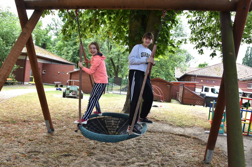 Freudige Momente der Unbeschwertheit für Michelle und Clara auf der Schaukel im Außengelände der „Arche Noah“ in Magdeburg-Ottersleben.