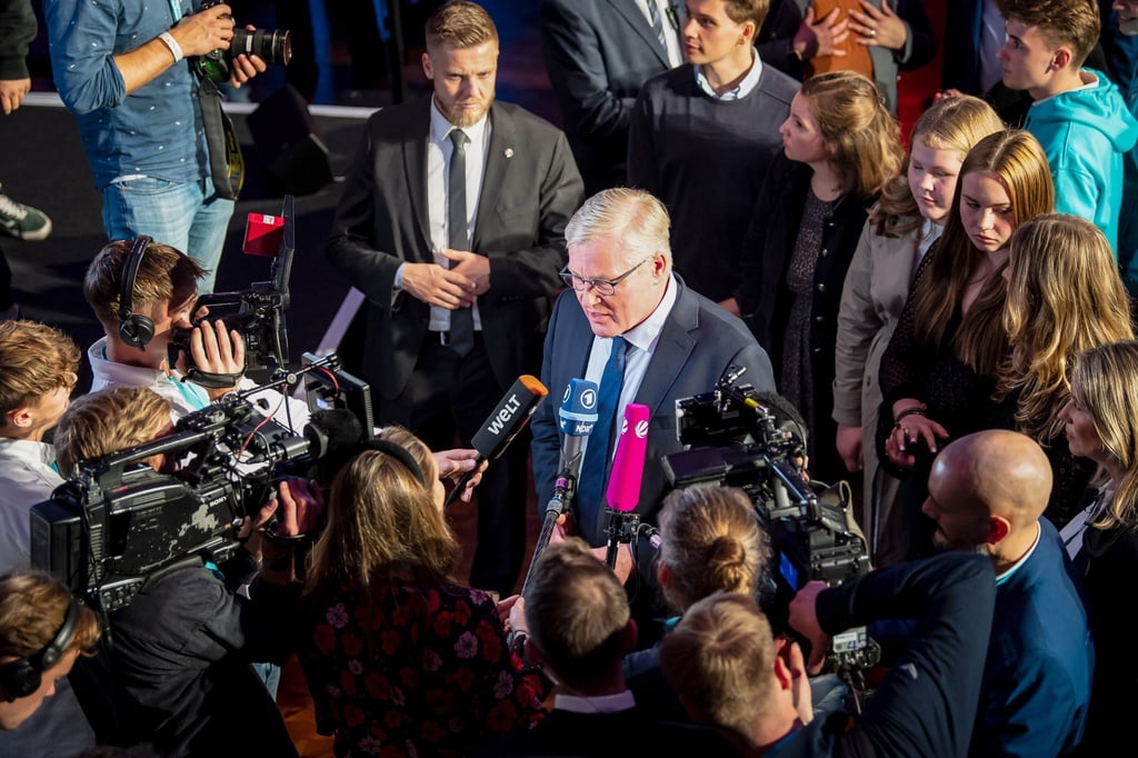 Bernd Althusmann (M), CDU-Spitzenkandidat, spricht mit Medienvertretern.