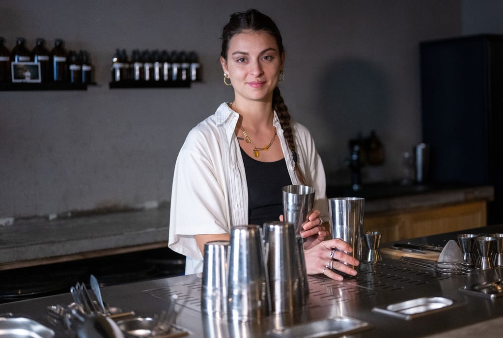 Rose-Manon Baux steht in der Neuköllner Bar „Wax On“ hinter dem Tresen.