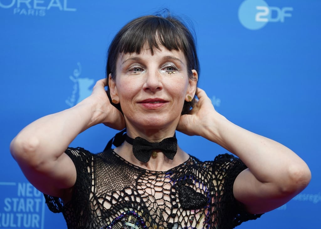 Schauspielerin Meret Becker hat sich mit den Protestierenden im Iran solidarisiert.