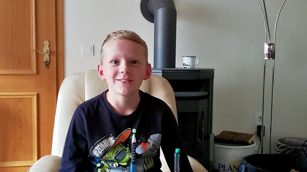 Der zehnjährige Jason Wacker aus Kayna hat seit drei Jahren Diabetis Typ 1. Am Nachmittag darf er 60 Gramm Kuchen essen. Daneben stehen Insulinspritzen für den Notfall und Traubenzucker.