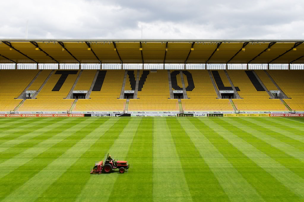 Das Regionalliga-Spiel zwischen Alemannia Aachen und Borussia Mönchengladbach II wurde nach einem Becherwurf abgebrochen.
