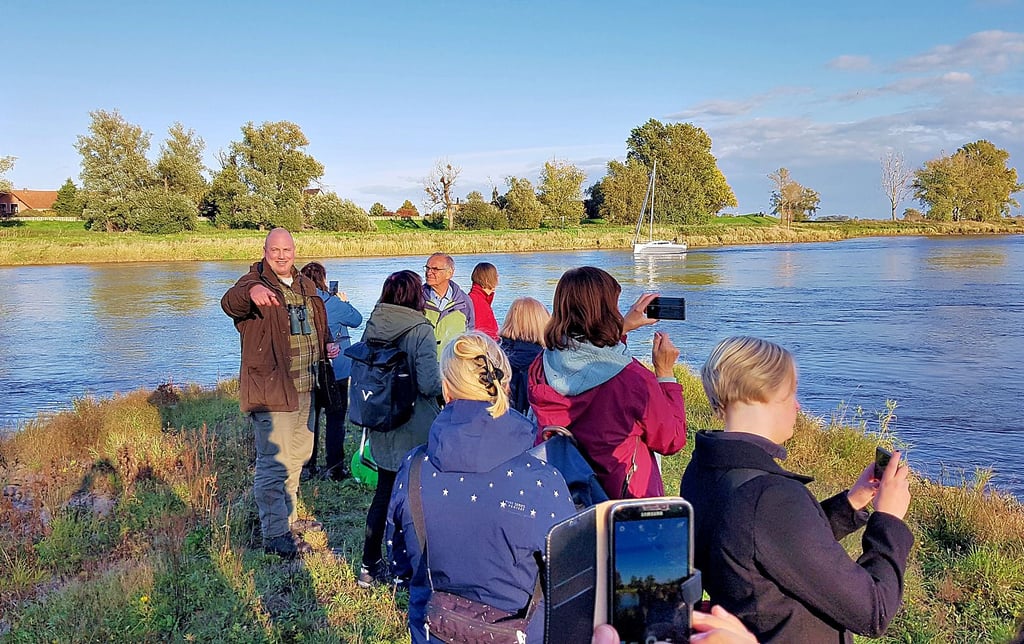 Eine interessante Wanderung zu Kranichen mit  dem Ornithologen Axel Schonert (links) führte am Samstag auch in die Höhe von Gallin. 