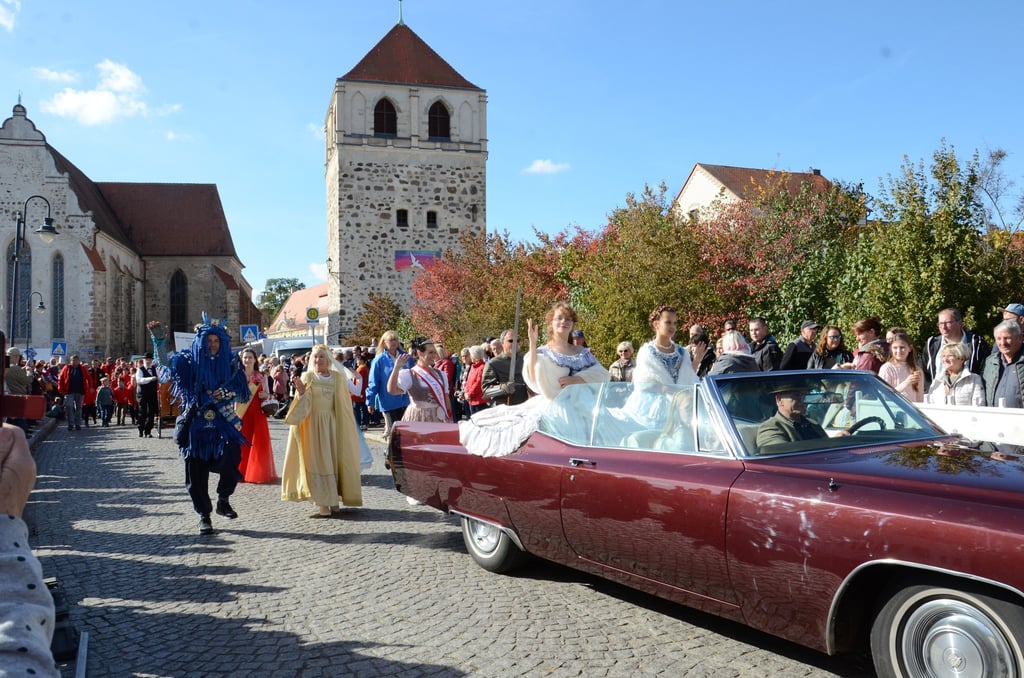 Der Festumzug bildete den Höhepunkt des 30. Zerbster Bollenmarktes. Hier die Zerbster Prinzessin Sophie Auguste Friederike - gleich in doppelter Ausführung und motorisierter "Kutsche" - gefolgt von Zerbster Zwiebelkönigin nebst Butterjungfer und Roland sowie dem Roßlauer Wassermann.