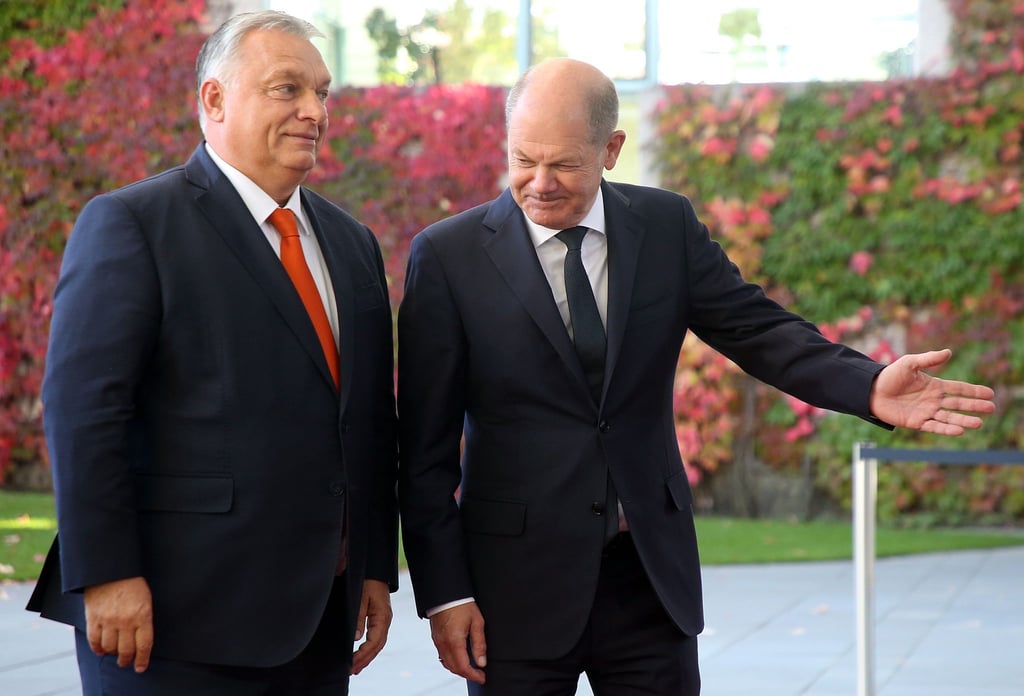 Bundeskanzler Scholz (r) empfängt Viktor Orban im Bundeskanzleramt.