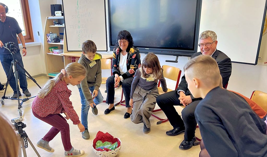 Verteilte kleine Geschenke im Religionsuntericht an der Grundschule Am Stadtsee in Stendal: Friedrich Kramer, Landesbischof der evangelischen Kirche in Mitteldeutschland, mit Bildunsgministerin Eva Feußner.