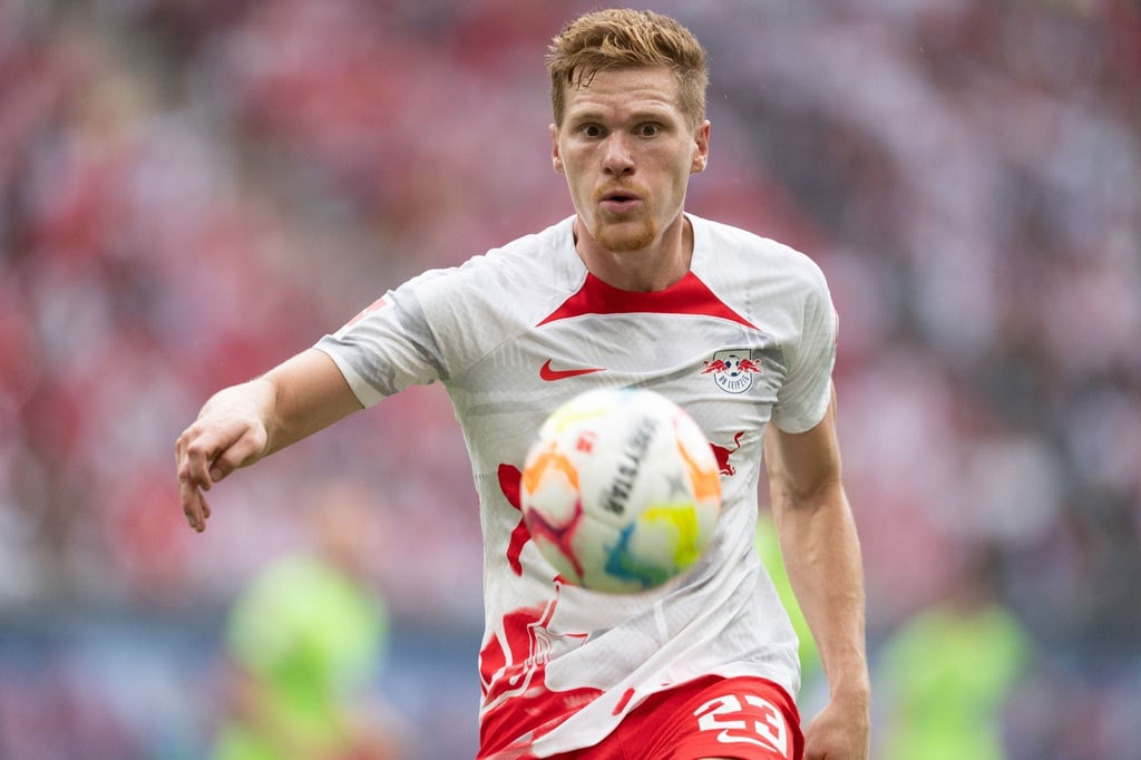 Leipzigs Marcel Halstenberg spielt den Ball.