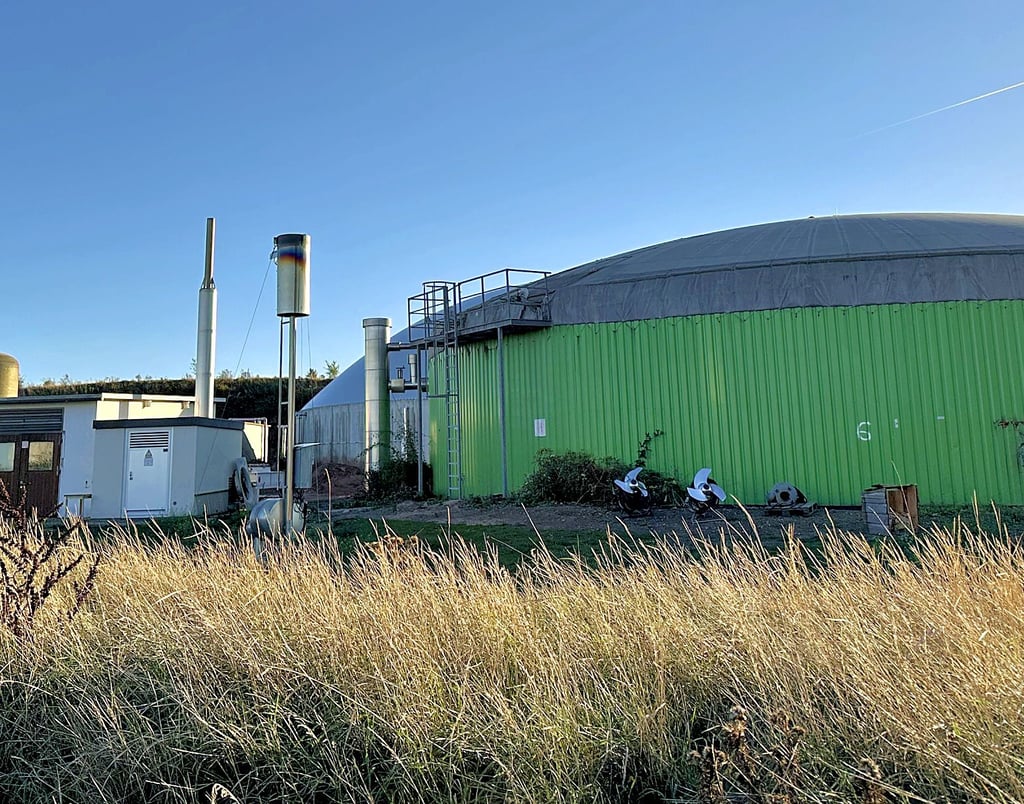Die in der Stadt tätigen Landwirte tragen mit zur Energiegewinnung bei, So betreibt die Alboco GmbH in Hecklingen eine Biogasanlage, mit der 1400 Haushalte versorgt werden könnten.
