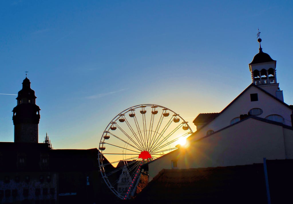 Tschüs bis zum nächsten Jahr: Das Riesenrad auf dem Altmarkt im Sonnenuntergang ist ein stimmungsvolles Bild zum Abschluss des Zuckerfestes.