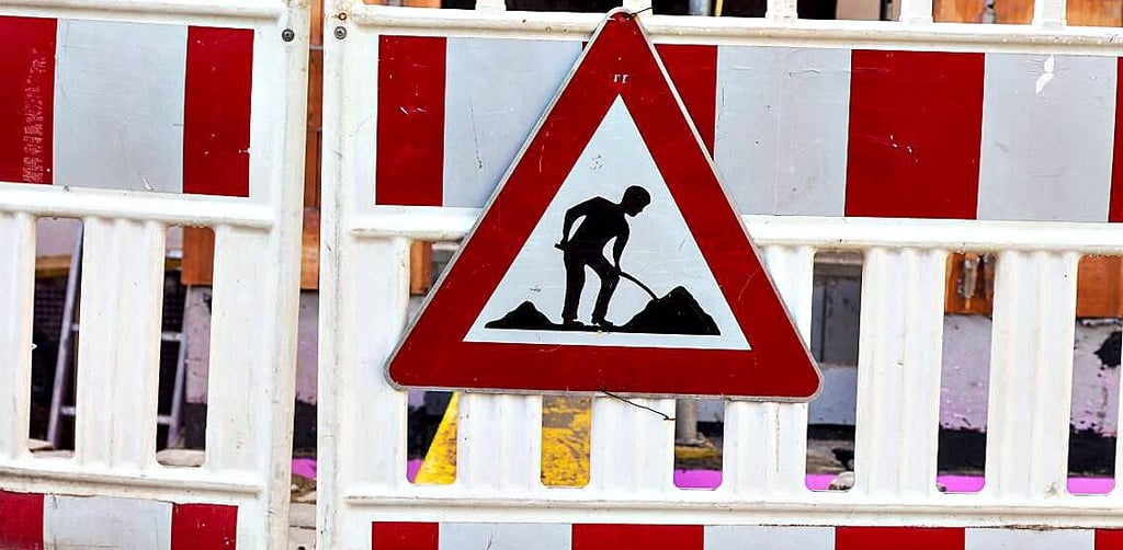 Absicherung der Straße bei einer Baustelle. Schild mit Bauarbeiter McPBBO McPBBO