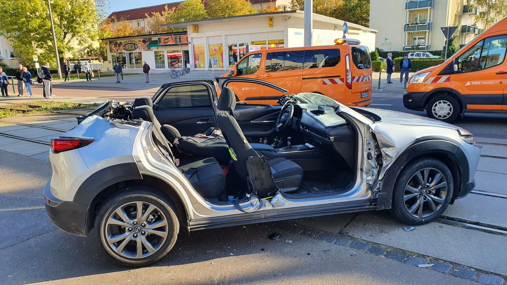 Die Feuerwehr musste den Fahrer aus dem Auto schneiden.