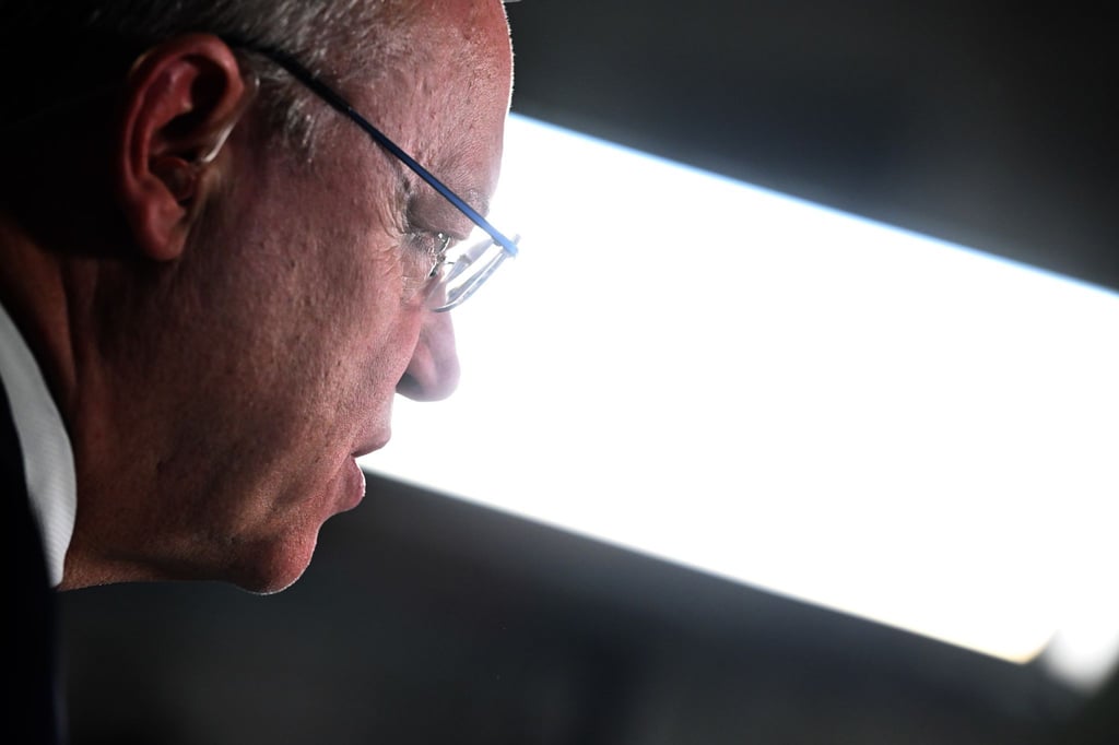 Stephan Weil (SPD), Ministerpräsident Niedersachsen, steht in einem TV-Studio.