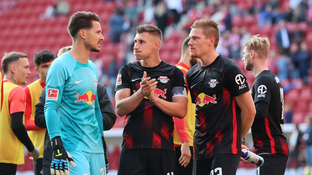 Lange Gesichter: Janis Blaswich, Willi Orban und Marcel Halstenberg beim Plausch der Defensiv-Routiniers.