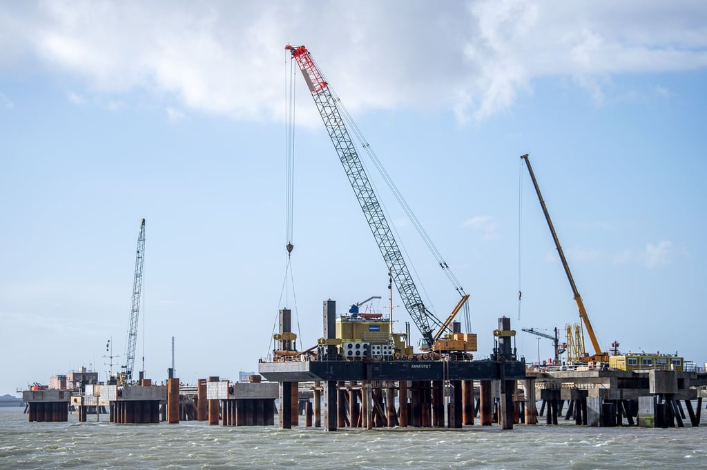 An dem zukünftigen Importterminal für Flüssigerdgas (LNG) finden Bauarbeiten statt.