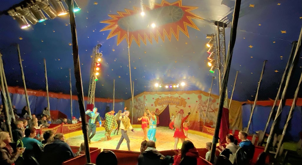 Nach über zwei Stunden Programm verabschieden sich die Artisten des Ostfriesland-Circus von ihrem Publikum des Abends in Jessen.