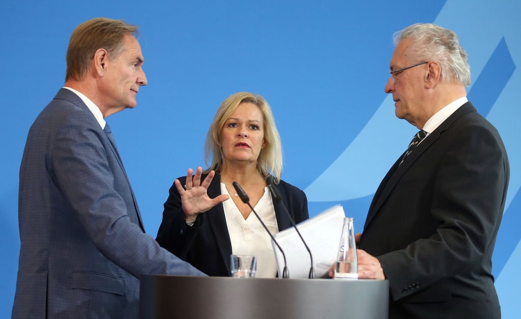 Städtetagspräsident Burkhard Jung (SPD, l-r), Bundesinnenministerin Nancy Faeser (SPD) und der bayrische Innenminister Joachim Herrmann (CSU) bei einer Pressekonferenz.
