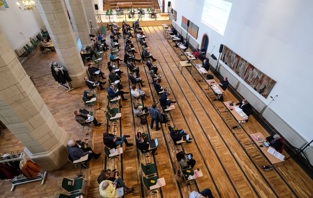 Die Sitzungen des Stadtrates finden meistens in der Konzerthalle Ulrichskirche statt.