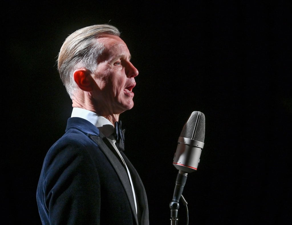 Max Raabe, Sänger, und das Palast Orchester bei dem Konzert „Guten Tag, liebes Glück“.