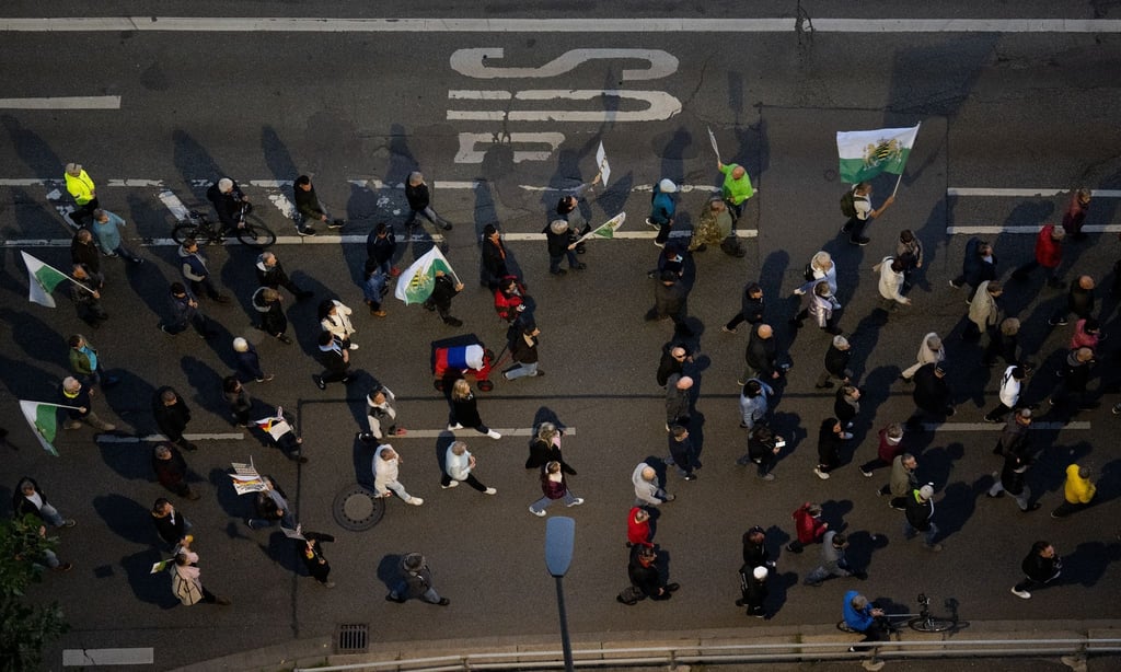 Teilnehmer einer Demonstration der Bewegung „Chemnitz steht auf“ ziehen durch Chemnitz.