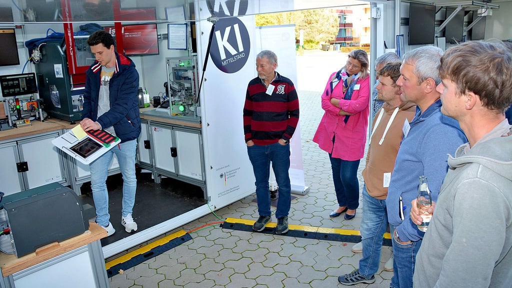 Die Roadshow des Partnernetzwerks 4.0 war im Grunde mit einer Minifabrik im Container-Format in Seehausen, um am Beispiel eines Teufelsknotens aus dem Drei-D-Drucker viele Möglichkeiten der digitalen Vernetzung von der Materialbestellung über die Qulitätskontrolle bis zum Vertrieb vorzustellen.