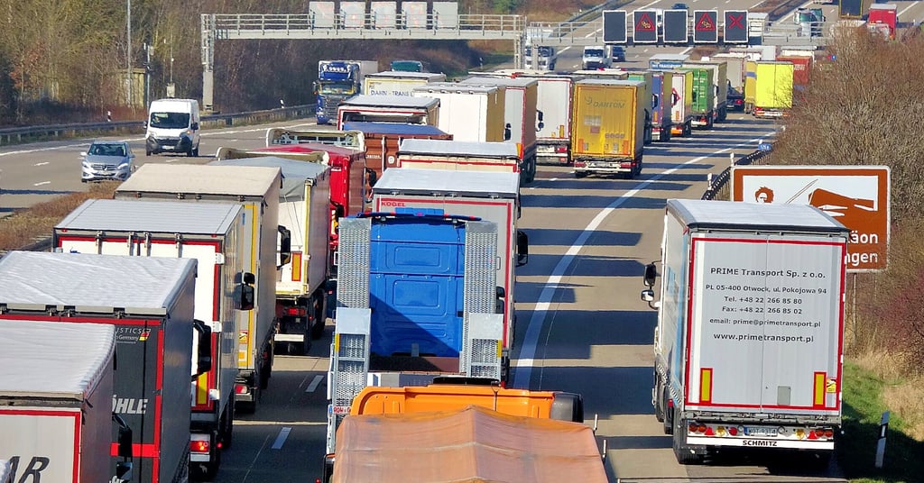 Staut sich der Verkehr auf der A 2 wie hier bei Marienborn, suchen sich die Kraftfahrer Ausweichsmöglichkeiten. Die Bundesstraße 1 gilt dann als offizielle Umleitung. Doch um dahin zu gelangen, müssen die Autofahrer häufig erst einmal über kleinere Straßen fahren.