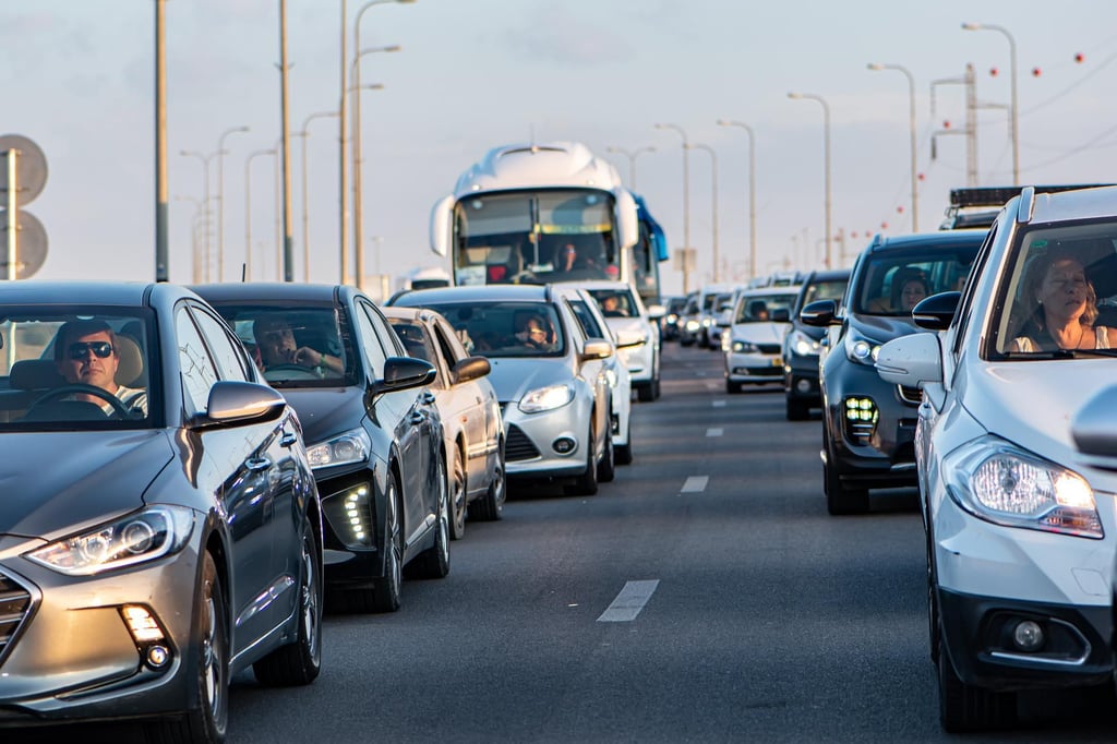 Zu Verzögerungen und Stau kommt es derzeit auf der Bundesstraße B81 beim Abbiegestreifen nach Magdeburg-Sudenburg. Autofahrer werden gebeten, das Gebiet weiträumig zu umfahren. Symbolbild: