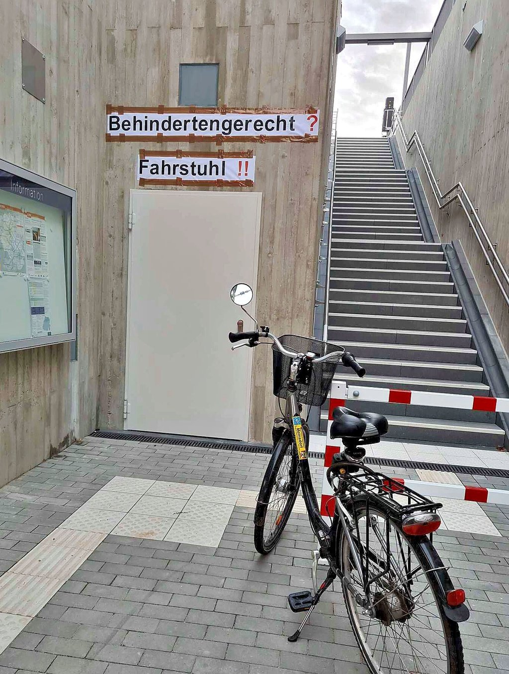 Protestplakat am neuen Haltepunkt Meinsdorf.